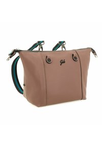 Borsa a mano in pelle marrone con finitura texturizzata, dotata di chiusura con zip, due manici e una tracolla regolabile con motivo. Accentuata da dettagli in metallo.