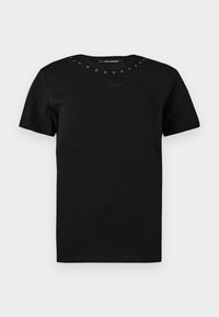 T-shirt nera a maniche corte con scollo rotondo, piccoli borchietti metallici lungo il colletto e sottile firma ricamata sul petto.
