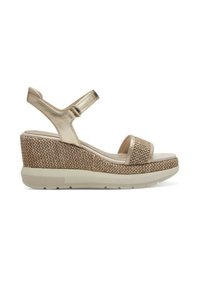 Sandalo con zeppa in cima metallica dorata con dettagli in tessuto, design intrecciato simile a paglia, cinturino alla caviglia regolabile e suola in gomma.