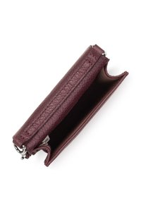 Kleine open bordeauxleren portemonnee met een gestructureerd oppervlak en een zilveren metalen sluiting, met een lege binnenkant en een stoffen label aan de binnenkant.