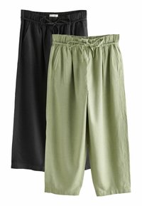 Due paia di pantaloni larghi: uno nero e uno verde chiaro. Entrambi hanno una vita elastica con cordoncino e presentano tasche laterali.