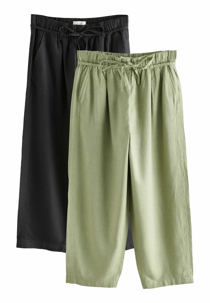Due paia di pantaloni larghi: uno nero e uno verde chiaro. Entrambi hanno una vita elastica con cordoncino e presentano tasche laterali.