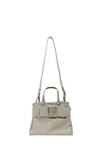 Borsa a mano beige chiaro in pelle liscia, con manici doppi e tracolla staccabile. Presenta un dettaglio intrecciato e un accento con logo sulla parte anteriore.