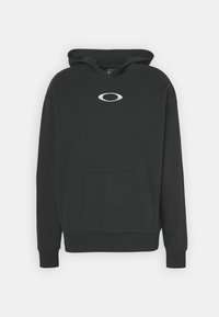 Sudadera con capucha negra hecha de tela suave, con un bolsillo frontal y puños acanalados; cuenta con un logo reflectante en el pecho.