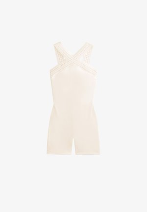 Kremno obarvan romper s prilegajočim dizajnom, ki vključuje križne naramnice, teksturirane detajle in hem dolžine do kolen. Gladka tkanina.