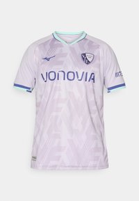 Maillot de football mauve clair avec un motif géométrique, présentant un col turquoise et des accents sur les manches. Logo affiché sur la poitrine.
