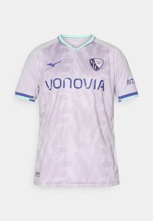 Světle fialový fotbalový dres s geometrickým vzorem, se tyrkysovým límcem a akcenty na rukávech. Logo umístěné na hrudi.