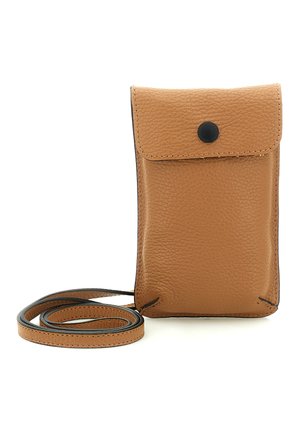 Borsetta a tracolla per telefono in pelle marrone chiaro con trama, dotata di patta e chiusura a bottone a pressione nero, accompagnata da una sottile tracolla abbinata arrotolata accanto.