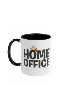 Tazza in ceramica bianca con manico e interno neri, con la scritta "HOME OFFICE" in lettere nere in grassetto e un piccolo personaggio dei cartoni.
