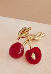 Orecchini a forma di ciliegia in resina rossa con dettagli in oro; presentano una finitura lucida, un design a nodo e accenti neri dettagliati sulla ciliegia.