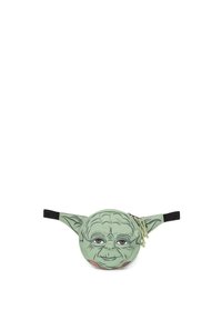 Vihreä vyölaukkua, jossa on sarjakuvamainen Yoda-naamadesign. Pyöreä muoto mustilla säädettävillä hihnoilla ja vetoketjukiinnitys. Huomionarvoisiin kasvojen yksityiskohtiin kuuluvat suuret silmät ja terävät korvat.