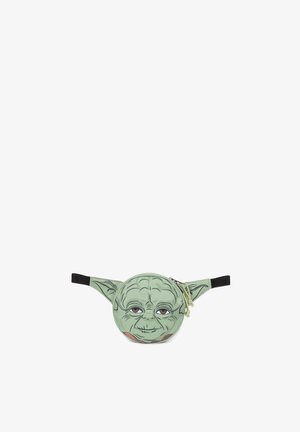 Riñonera verde con un diseño de la cara de un Yoda de caricatura. Forma redonda con correas ajustables negras y cierre con cremallera. Los detalles faciales notables incluyen ojos grandes y orejas puntiagudas.
