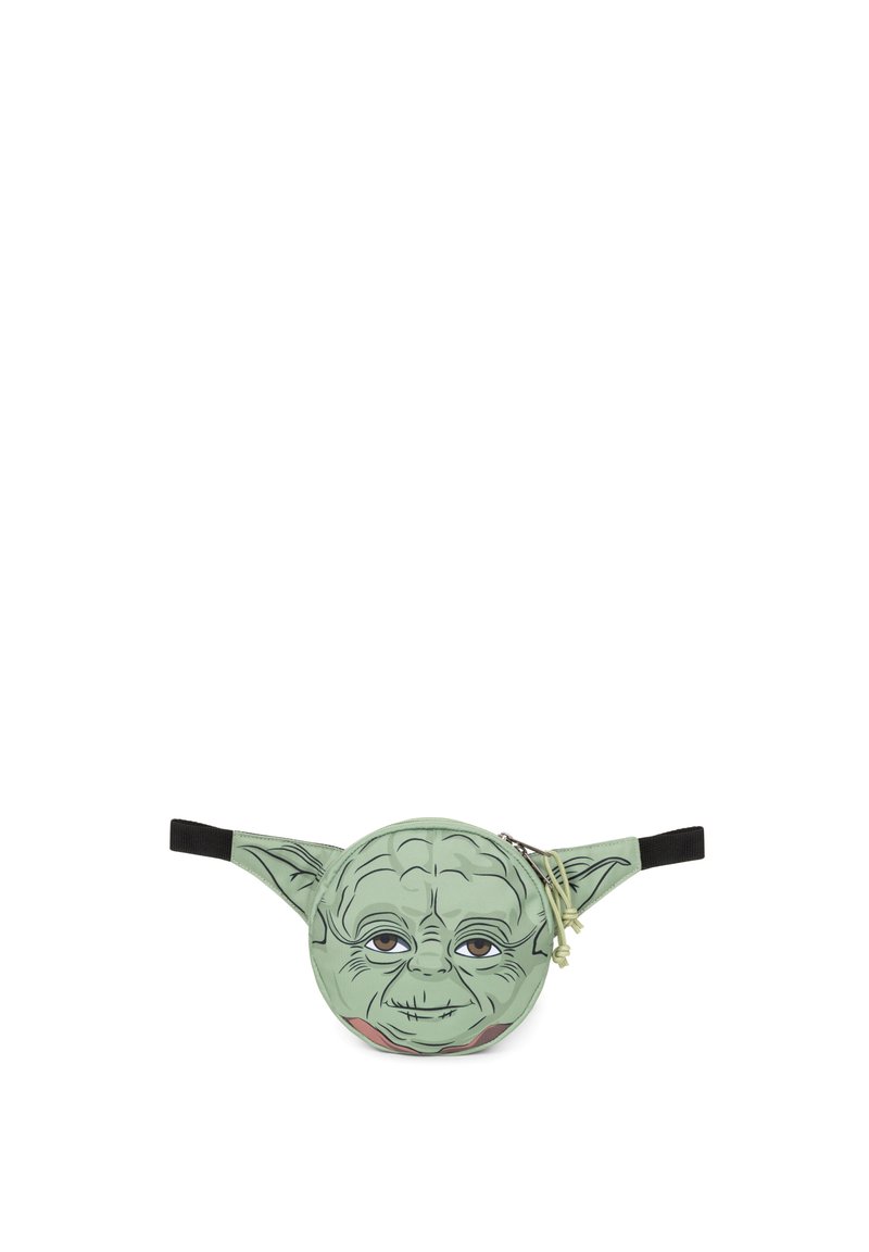 Banane verte avec un design en visage de Yoda en cartoon. Forme ronde avec des sangles ajustables noires et une fermeture éclair. Les détails faciaux notables incluent de grands yeux et des oreilles pointues.