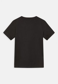 Czarna koszulka z krótkim rękawem o okrągłym dekolcie i gładkiej teksturze, z jednolitym tyłem i bez widocznych wzorów czy akcentów.