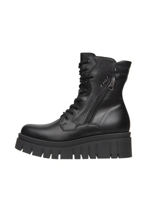 Zwarte enkelboots van soepel leer, met een dikke gegolfde zool, veters aan de voorkant en een zijrits voor een gemakkelijke instap.