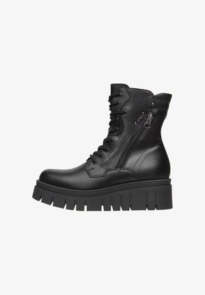 Schwarze Knöchelstiefel aus glattem Leder, mit einer dicken, gezackten Sohle, vorderer Schnürung und einem seitlichen Reißverschluss für einfaches An- und Ausziehen.