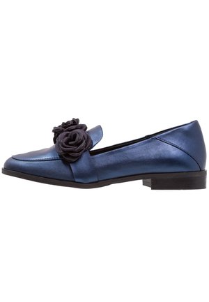 Navyblauwe leren platte schoen met lage hak, versierd met twee zwarte stoffen rozen aan de voorkant.