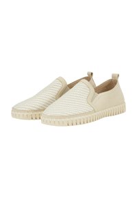 Beige instapschoenen met geweven textiele bovenkant, ronde neus, elastische zijkanten en een gemodelleerde rubberen zool met verhoogde accenten.