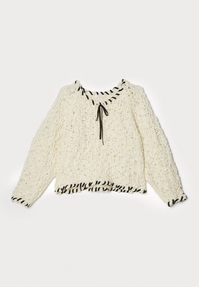 Sweater de malha em cor creme com um padrão texturizado, acabamento preto, cordão ajustável no decote e mangas longas, ligeiramente bufantes.