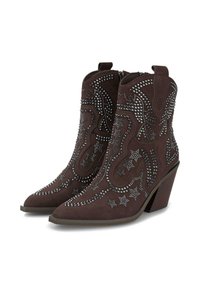 Ciemnobrązowe zamszowe kowbojskie buty z ostro zakończonymi noskami, średniej wysokości, osadzone na klinowej podeszwie, ozdobione srebrnymi gwiazdkami i ćwiekami w skomplikowanych wzorach.