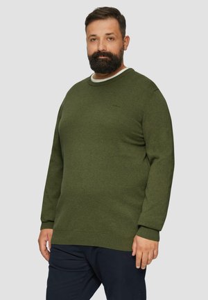 Pull en maille vert foncé, doté d'un col rond et de poignets côtelés. Le design comprend un détail de logo subtil.