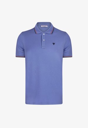Polo shirt viola con placca a due bottoni, logo di un uccello nero sul petto e strisce a contrasto nere e rosse su colletto e maniche.
