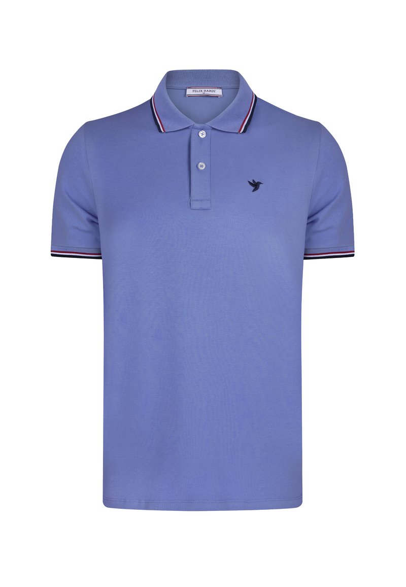 Polo de color púrpura con una tapeta de dos botones, logo de un pájaro negro en el pecho y franjas contrastantes en negro y rojo en el cuello y las mangas.