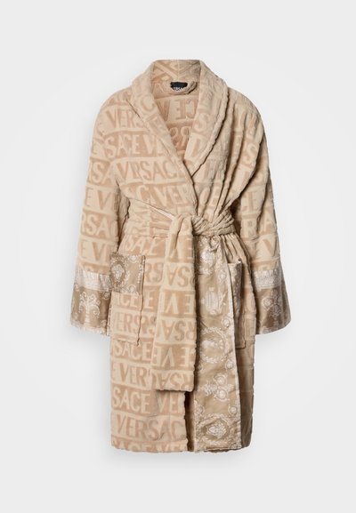Μπεζ ρόμπα από απαλό ύφασμα με το μοτίβο λογότυπου Versace σε όλη την επιφάνεια, υφή υφάσματος, φαρδιά μανίκια, ζώνη στη μέση και περίτεχνα διακοσμητικά στοιχεία.