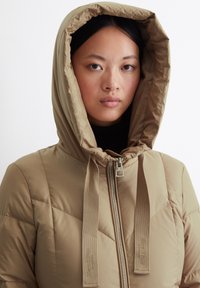 Marc O'Polo LONG NEW QUILTINGS WITH HOOD - Dūnu mētelis - soft mocca