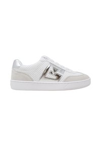Sneaker bassa bianca con lati perforati, logo geometrico metallico argento, inserto in suede sul tallone e suola in gomma bianca.