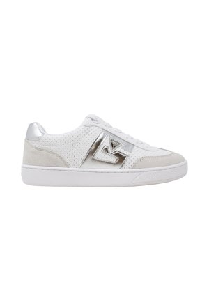 Sneaker bassa bianca con lati perforati, logo geometrico metallico argento, inserto in suede sul tallone e suola in gomma bianca.