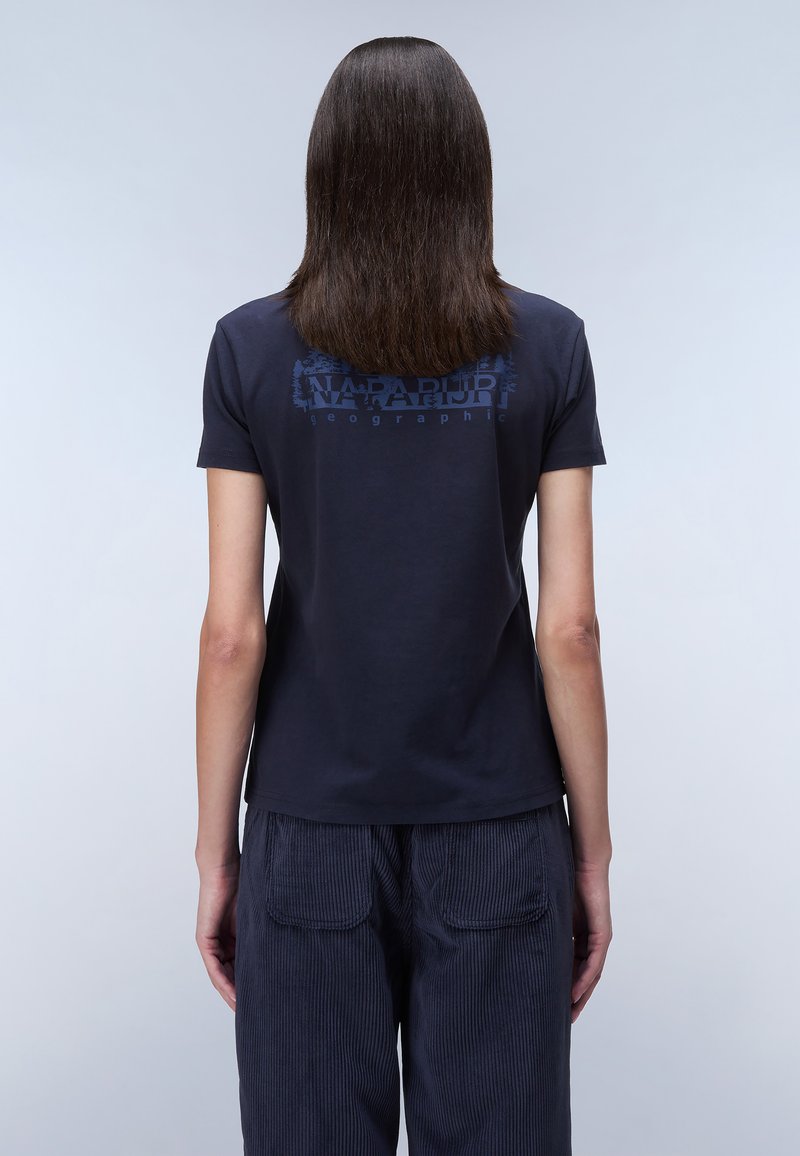 Marineblå bomulds T-shirt med korte ærmer, der har et struktureret logo print i mørkere blå på ryggen. Simpel og tætsiddende design.