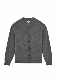 Šedý pletený svetr vyrobený z měkkého materiálu, který má kulatý výstřih, dlouhé rukávy a šest černých knoflíků vpředu.