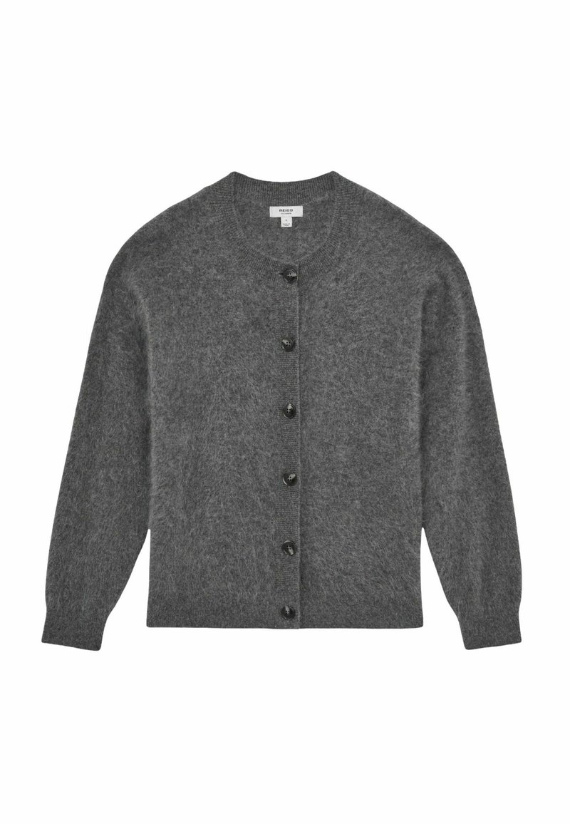 Šedý pletený svetr vyrobený z měkkého materiálu, který má kulatý výstřih, dlouhé rukávy a šest černých knoflíků vpředu.