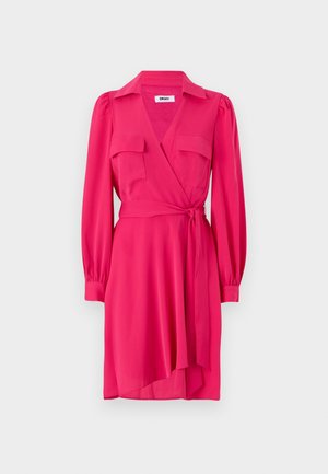 Vestido envolvente rosa con mangas largas, dos bolsillos en el pecho y un cinturón anudado. Hecho de una tela suave con escote en V y una falda fluida.