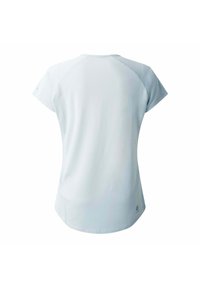 Camiseta atlética azul claro, de manga corta, con cuello redondo, hecha de un tejido transpirable con un patrón texturizado. La vista trasera muestra un dobladillo curvado.