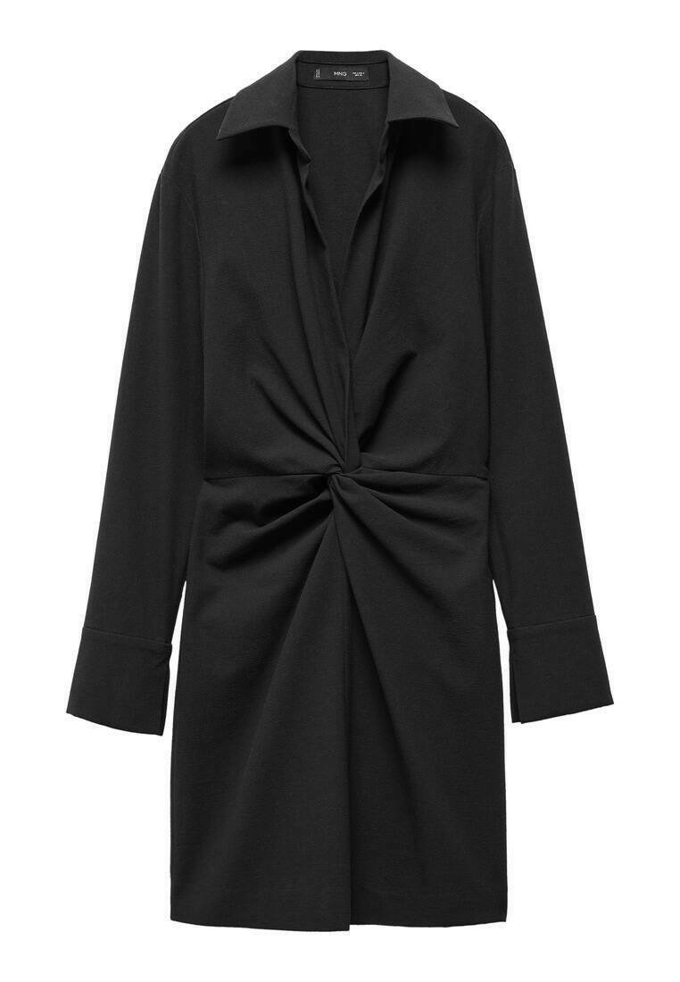 Abito nero con dettaglio frontale attorcigliato, maniche lunghe e colletto a punta. Realizzato in un tessuto morbido, presenta una silhouette aderente.