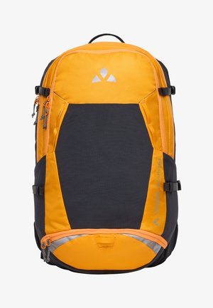 Rucksack mit einem leuchtend orangefarbenen oberen Teil und einem dunkelgrauen unteren Teil, aus strukturiertem Stoff, mit reflektierenden Akzenten und mehreren Reißverschlussfächern.