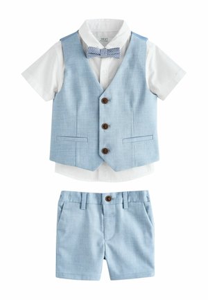 Hellblaues Weste mit drei braunen Knöpfen, kombiniert mit einem weißen kurzärmligen Hemd und passenden hellblauen Shorts. Fliege ist vorhanden.