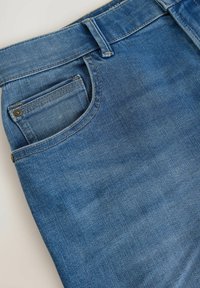 Jeans iz denima v svetlo modri barvi s klasičnim krojem. Imajo sprednji žep, zanke za pas in kontrastne šive za podrobnosti.