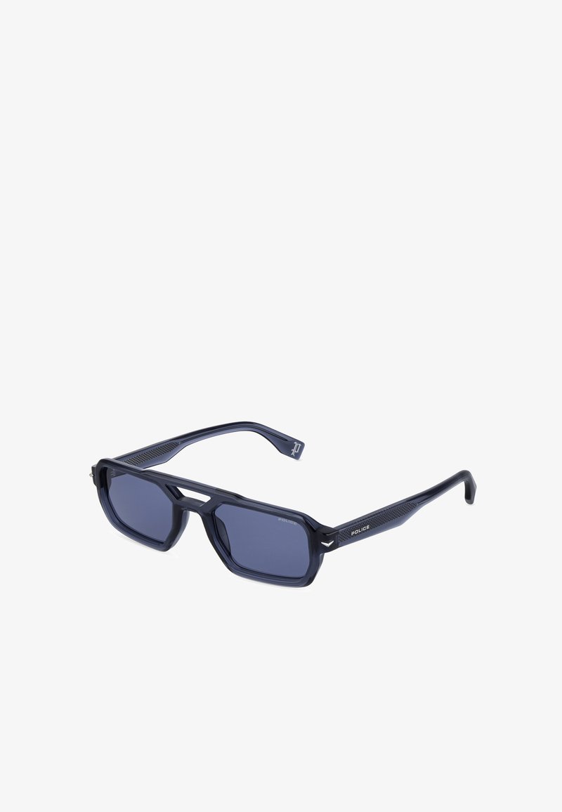 Lunettes de soleil rectangulaires noires avec des verres teintés foncés et des branches fines, affichées à un angle de trois quarts sur fond blanc.