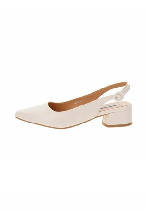 Chaussure slingback en cuir blanc avec un bout pointu, un petit talon carré et un accent circulaire sur la sangle. Texture lisse et design minimal.