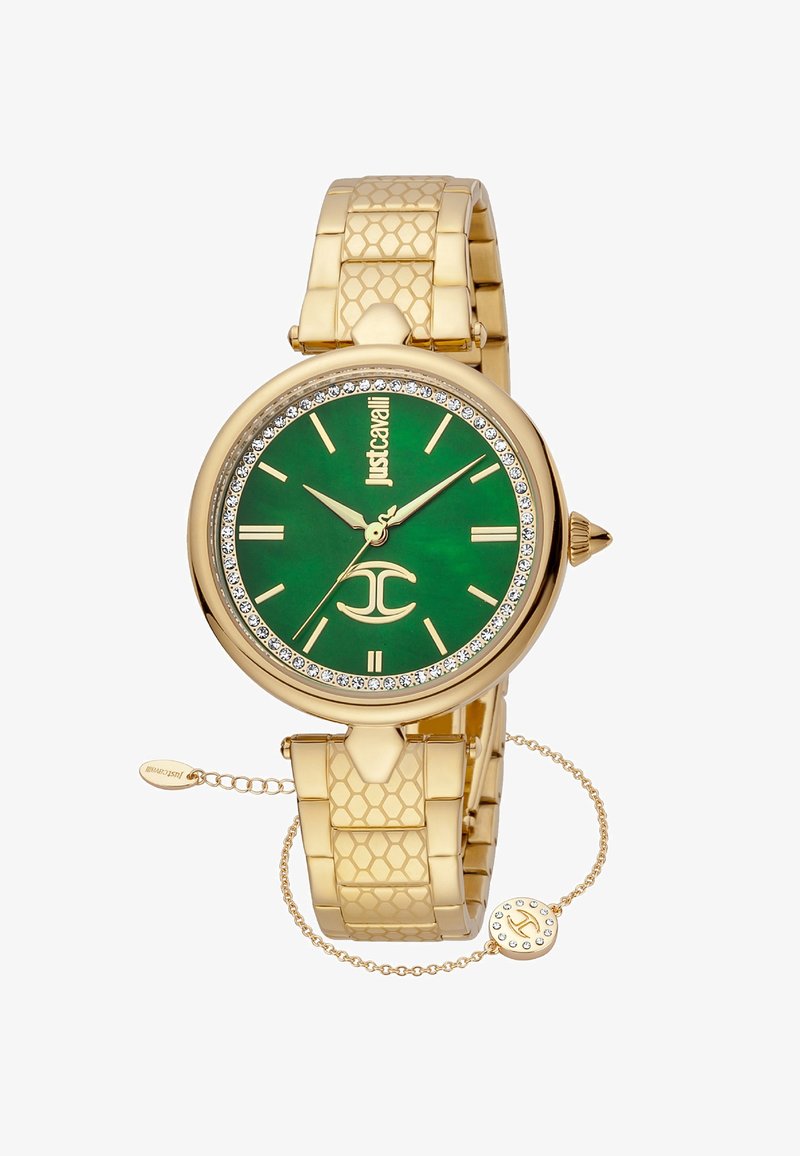 Goldfarbene Uhr mit grünem Zifferblatt, Kristalllünette und gemustertem Armband. Verfügt über ein goldenes Logo und einen kleinen goldenen Anhänger an einer Kette.