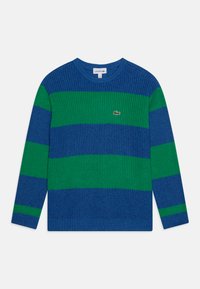 Niebieskozielona sweter w poziome paski o strukturalnej powierzchni i okrągłym dekolcie. Zawiera małe zielone logo Lacoste na klatce piersiowej.