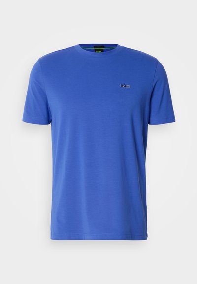 T-shirt bleu à manches courtes en tissu doux, avec un col rond et un petit logo "BOSS" brodé sur la poitrine.