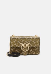 Borsa a spalla dorata e nera con tessuto testurizzato, hardware decorativo a forma di uccello e manico a catena. Caratterizzata da un esterno con motivo e chiusura a patta.
