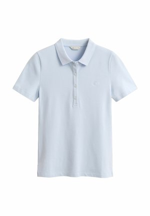 Lichtblauw poloshirt met korte mouwen, kraag en vier knopen, met een subtiel geborduurd logo op de linkerborst.