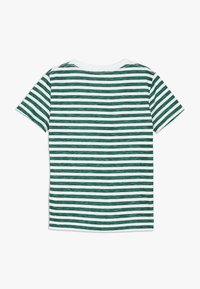 Camiseta de manga corta a rayas verdes y blancas con cuello redondo, hecha de una tela suave, con rayas horizontales espaciadas de manera uniforme.