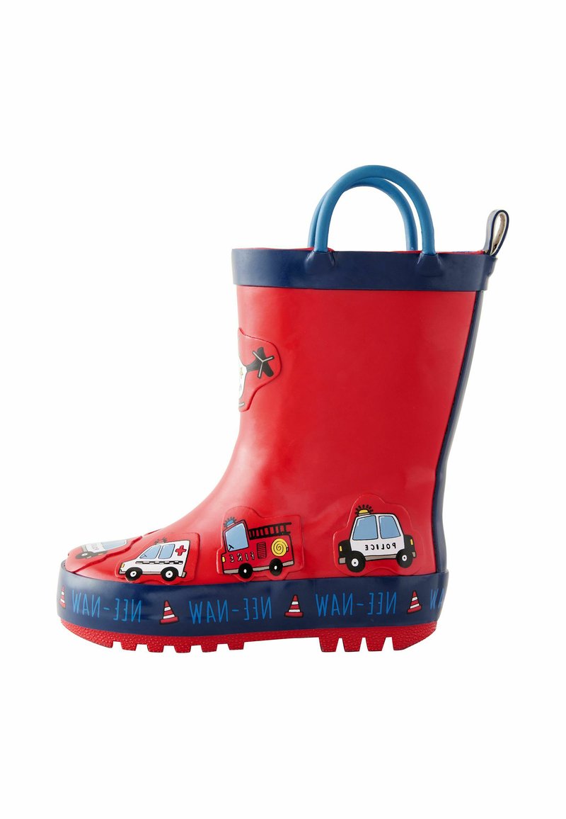 Botte de pluie en caoutchouc rouge avec des accents bleus et une semelle texturée. Conçue avec des véhicules d'urgence en cartoon et une bande rayée décorative.