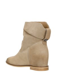 Stivaletto in suede beige con tomaia perforata, colletto piegato e tacco basso. Presenta una texture liscia e dettagli di cucitura sottili.